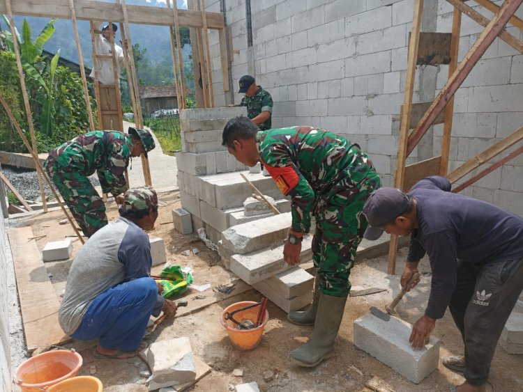 Babinsa Koramil 16/Pejawaran Bantu Pembangunan Rumah Tidak Layak Huni