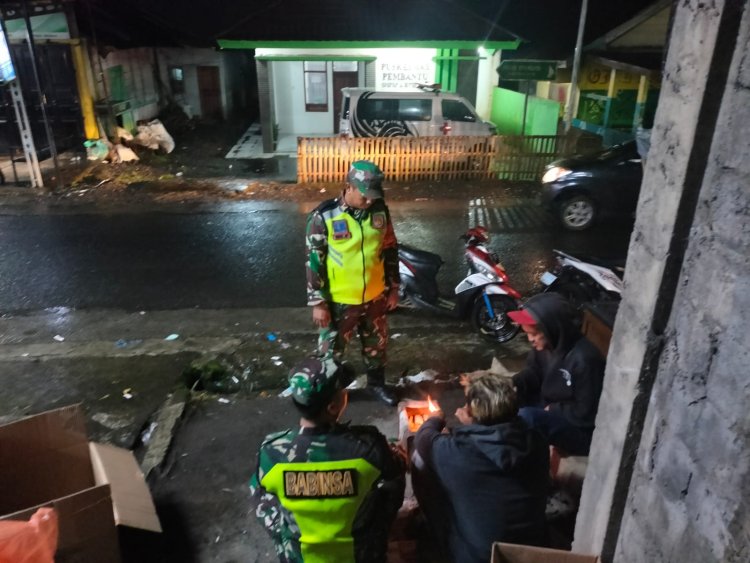 Babinsa Koramil 05/Batur Bersama Warga Tingkatkan Kamtibmas Melalui Patroli malam di Desa Batur