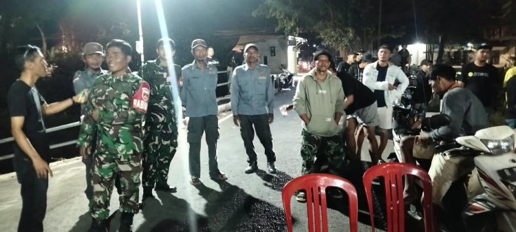 Guna Terciptanya suasana Aman Babinsa patroli bersama Linmas desa Panggisari