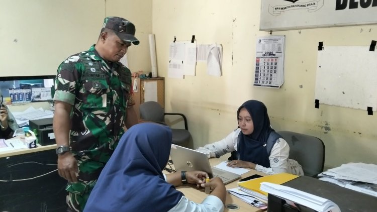 Babinsa Karangkobar Dampingi Warga Desa Karanggondang Urus Akta Kelahiran