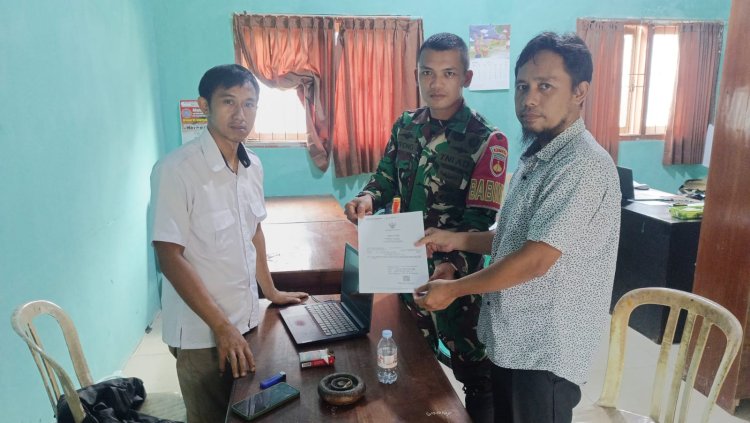 Babinsa Koramil 11 Punggelan Dampingi Pembuatan Akta Kelahiran Warga Desa Karangsari