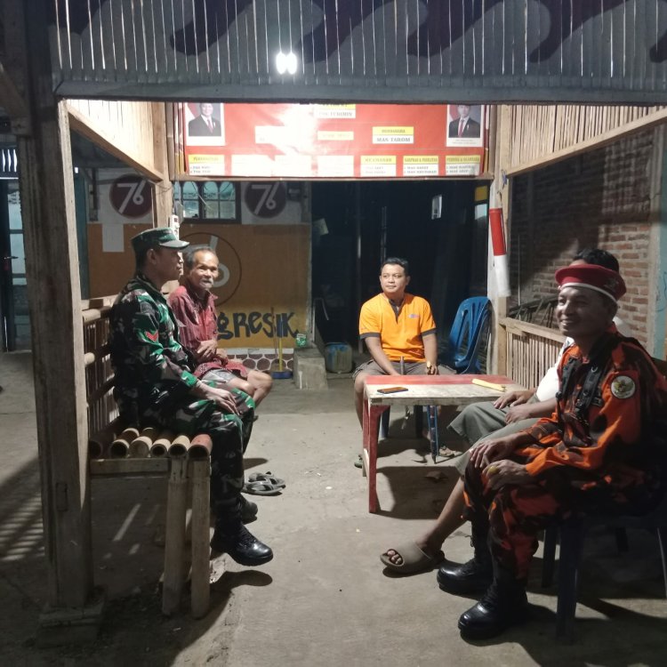 Perkuat Keamanan Lingkungan, Babinsa Koramil 15/Rakit Patroli Malam Bersama Pemuda Pancasila