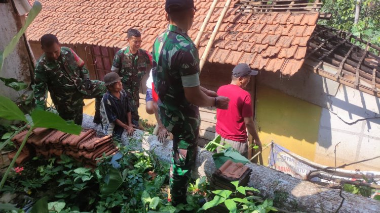 Koramil 11/Punggelan Bersama Warga Gotong Royong Bedah Rumah Bapak Hendi di Jembangan