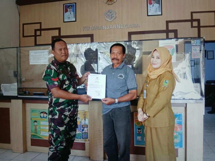 Babinsa Koramil 01/Banjarnegara Laksanakan Pendampingan Pembuatan Akta Kelahiran
