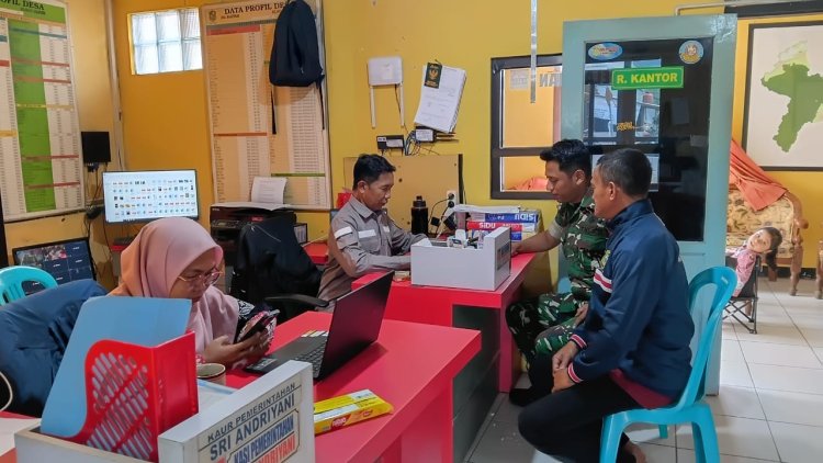 Peduli Administrasi Kependudukan, Babinsa Kalibening Dampingi Warga Urus Akta Kelahiran
