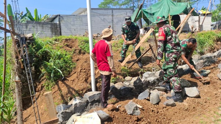 Gotong Royong Danramil Dan Babinsa Bantu Pembuatan Pondasi  Rumah Milik Warga