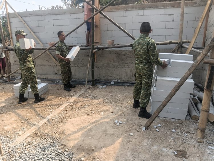 Babinsa Koramil 13/ Banjarmangu Sigap Bantu Warga Bangun RTLH