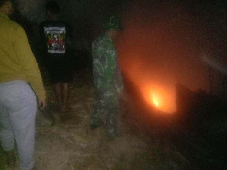 Kebakaran Limbah Penggergajian Kayu di Argasoka, Babinsa dan Damkar Bergerak ke Lokasi