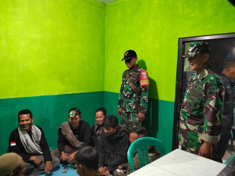 PASTIKAN WILAYAH AMAN, DANRAMIL DAN BABINSA LAKSANAKAN PATROLI SISKAMLING
