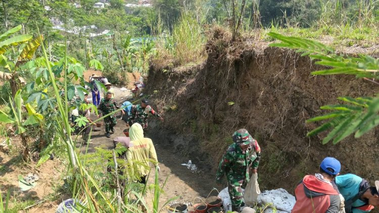 Danramil Beserta Babinsa Koramil 16/Pejawaran Turun Langsung Kerja Bakti Pengecoran Jalan UsahaTani