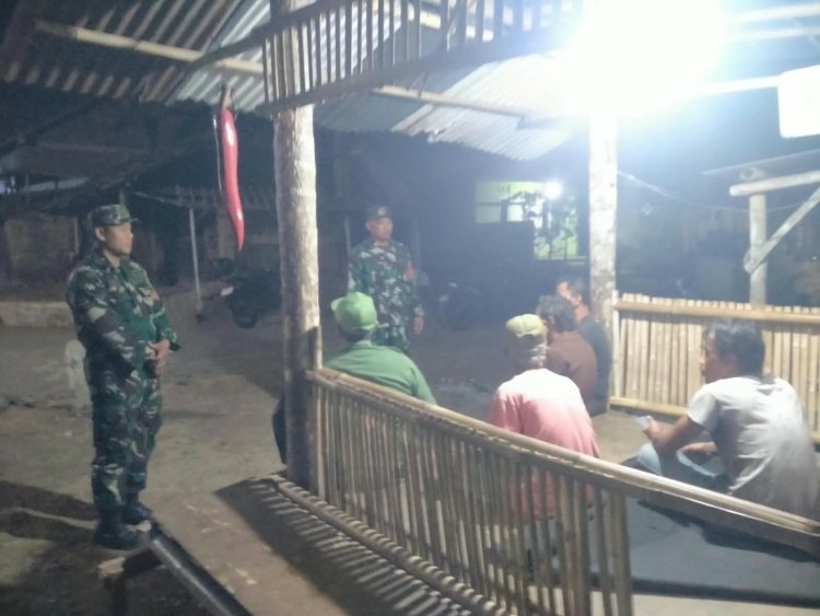 BABINSA KORAMIL 02/KLAMPOK BERSAMA SATUAN LINMAS DAN WARGA MASYARAKAT DALAM KEGIATAN SISKAMLING