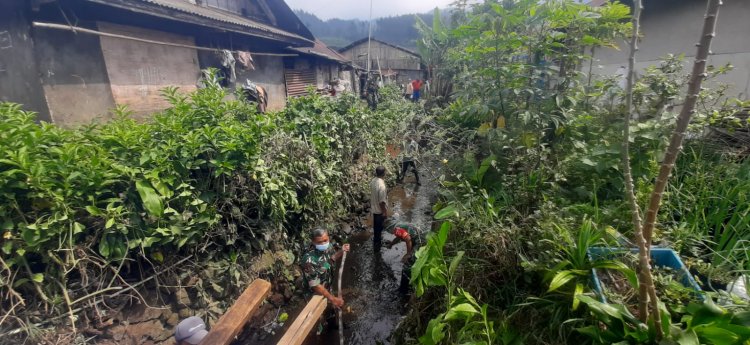 Danramil 17/Wanayasa Turut Serta Melaksanakan Kerja Bhakti Pembersihan Sungai di Desa Binaan