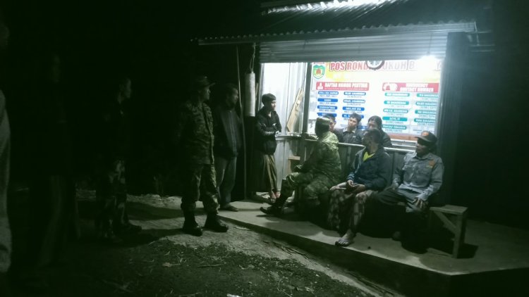Jaga Keamanan Lingkungan Babinsa Koramil 04 Karangkobar Melaksanakan Patroli Siskamling Bersama Linmas Dan Warga