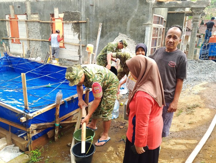 Babinsa Koramil 04/Karangkobar Bersama Relawan Melaksanakan Distribusi Bantuan Air Bersih Kepada Warga