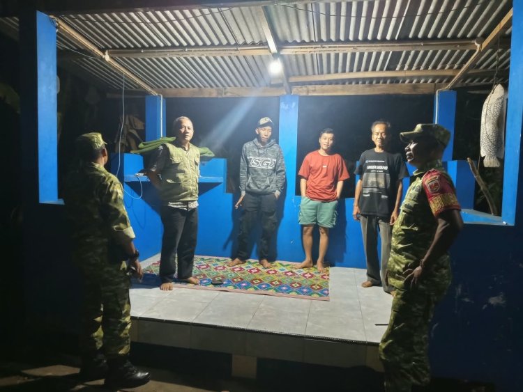 Serka Suyadi Risman Bersama Anggota Lettu Infanteri Eka Purwanta Laksanakan Patroli Siskamling di Desa Pucang
