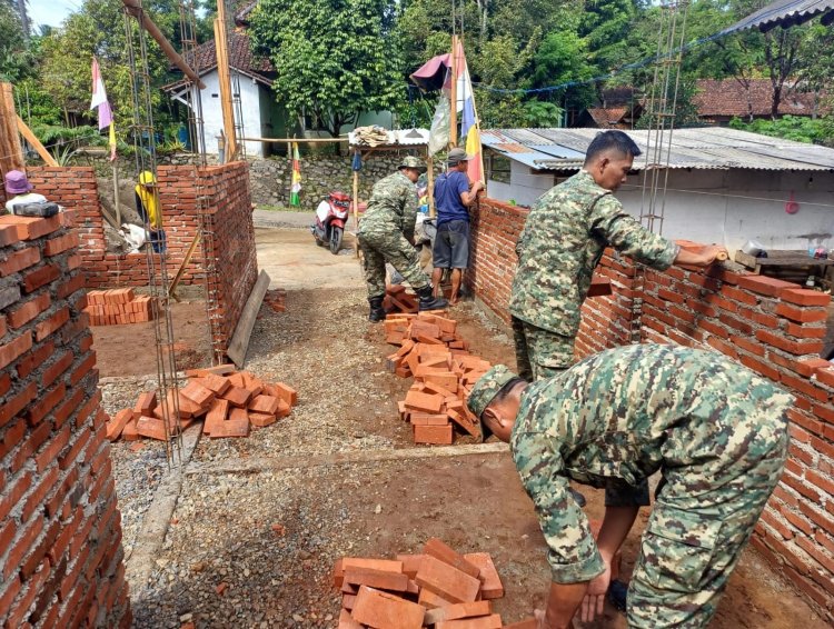 Danramil 06/kalibening bersama warga melaksanakan pendampingan kegiatan Rehabilitasi Rumah Tidak Layak Huni 