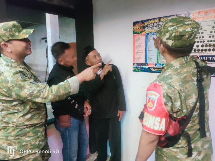 Patroli Siskamling Babinsa Koramil 12 Sigaluh Pastikan Lingkungan Warga Aman
