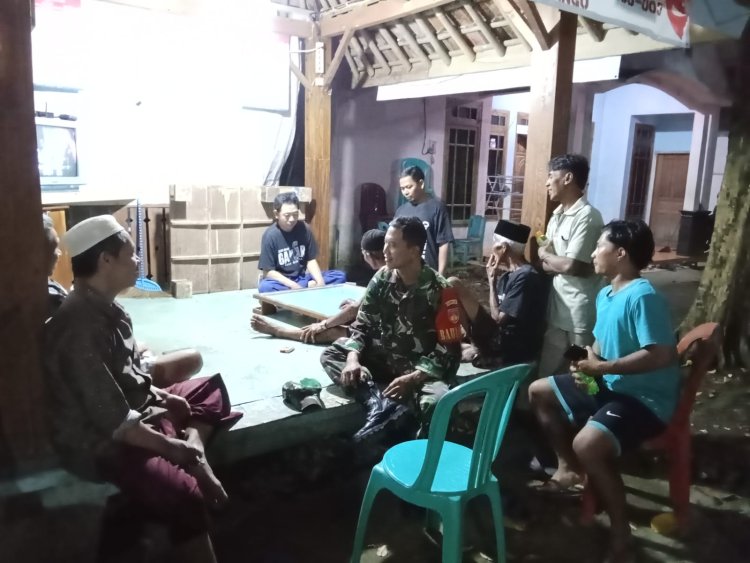 Babinsa Laksanakan Patroli Sambang Kamling Di Wilayah Binaan