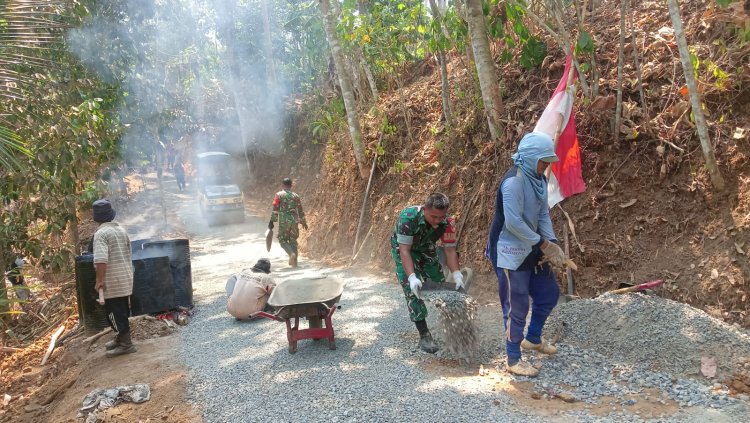 Progres Pengaspalan Jalan TMMD Sengkuyung Tahap IV di Desa Kecepit Capai 60 Persen